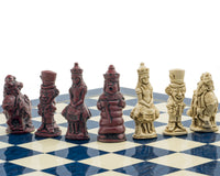 Berkeley Chess Alice in Wonderland Cardinal Blue Sjakksett