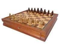 Regency Chess Isle of Lewis — luksus sjakksett med mahogni-innrammet skap