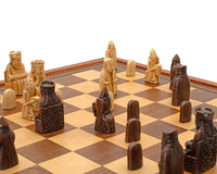 Regency Chess Isle of Lewis — luksus sjakksett med mahogni-innrammet skap