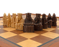 Regency Chess Isle of Lewis — luksus sjakksett med mahogni-innrammet skap