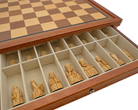 Regency Chess Isle of Lewis — luksus sjakksett med mahogni-innrammet skap