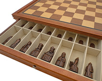 Regency Chess Isle of Lewis — luksus sjakksett med mahogni-innrammet skap